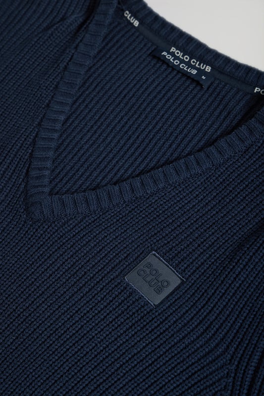 Herren-Strickpullover im Brioche-Strickmuster mit Garnstärke 9. Hergestellt aus weichem Baumwollgemisch. Es hat einen klassischen V-Ausschnitt, den Sie mit Ihrem Lieblingshemd kombinieren können. Kragen, Bund und Taille gerippt. Mit Logo verziertes Nahtband auf der Brust. Gummiertes Polo Club-Label in hoher Auflösung auf der Brust.