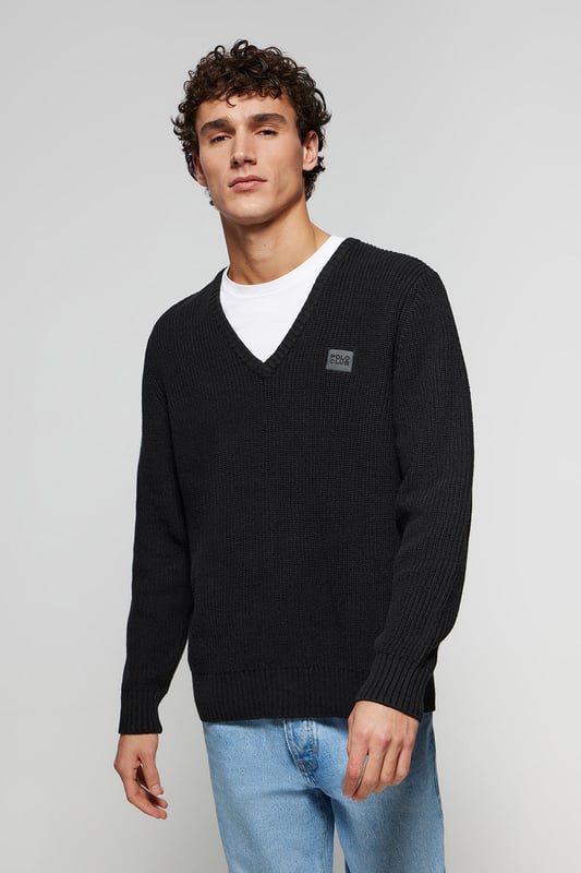 Herren-Strickpullover im Brioche-Strickmuster mit Garnstärke 9. Hergestellt aus weichem Baumwollgemisch. Es hat einen klassischen V-Ausschnitt, den Sie mit Ihrem Lieblingshemd kombinieren können. Kragen, Bund und Taille gerippt. Mit Logo verziertes Nahtband auf der Brust. Gummiertes Polo Club-Label in hoher Auflösung auf der Brust.