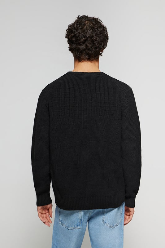 Herren-Strickpullover im Brioche-Strickmuster mit Garnstärke 9. Hergestellt aus weichem Baumwollgemisch. Es hat einen klassischen V-Ausschnitt, den Sie mit Ihrem Lieblingshemd kombinieren können. Kragen, Bund und Taille gerippt. Mit Logo verziertes Nahtband auf der Brust. Gummiertes Polo Club-Label in hoher Auflösung auf der Brust.