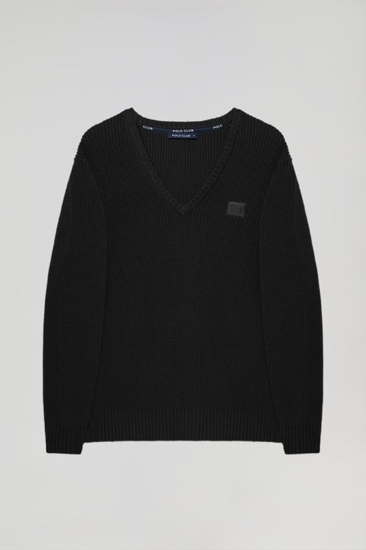 Herren-Strickpullover im Brioche-Strickmuster mit Garnstärke 9. Hergestellt aus weichem Baumwollgemisch. Es hat einen klassischen V-Ausschnitt, den Sie mit Ihrem Lieblingshemd kombinieren können. Kragen, Bund und Taille gerippt. Mit Logo verziertes Nahtband auf der Brust. Gummiertes Polo Club-Label in hoher Auflösung auf der Brust.
