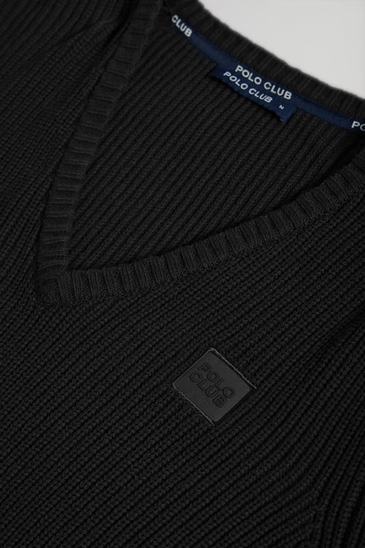 Herren-Strickpullover im Brioche-Strickmuster mit Garnstärke 9. Hergestellt aus weichem Baumwollgemisch. Es hat einen klassischen V-Ausschnitt, den Sie mit Ihrem Lieblingshemd kombinieren können. Kragen, Bund und Taille gerippt. Mit Logo verziertes Nahtband auf der Brust. Gummiertes Polo Club-Label in hoher Auflösung auf der Brust.