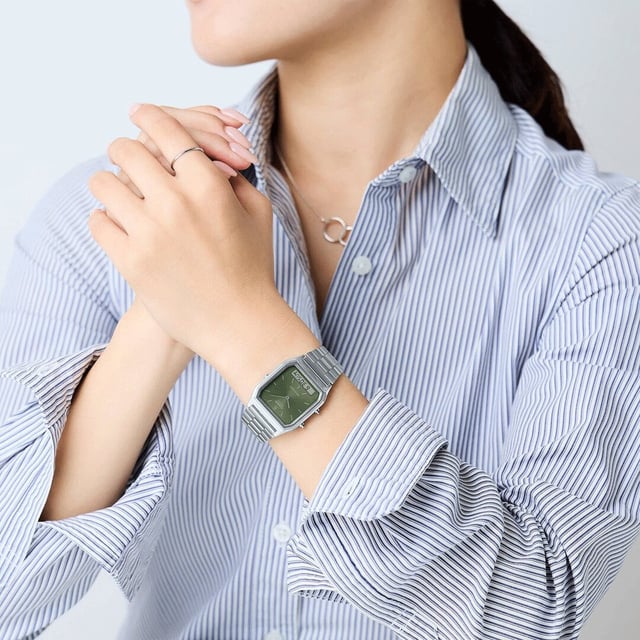Casio Collection Vintage Unisex's Silver Watch AQ-230A-3AMQYES This Casio Casio Collection Vintage Analogue-Digital Watch for Unisex is the perfect timepiece to wear or to gift. It's Silver Rectangular case combined with the comfortable Silver Stainless steel watch band will ensure you enjoy this stunning timepiece without any compromise. Operated by a high quality Quartz movement and water resistant to 3 bars, your watch will keep ticking. The classic analogue-digital combination dressed up in beautiful hues. Featuring a sunray dial for a colourfully elegant twist on a time-honoured design. This Analogue-Digital watch has a calendar function: Day-Date as well as a Stop Watch , Alarm and Dual Time. High quality 20 cm length and 20 mm width Silver Stainless steel strap with a Folding Clasp Case measurement: 30 X 33 mm,case thickness: 8 mm, case colour: Resin and dial colour: Green