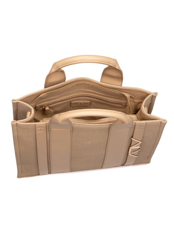 Bolso bandolera para mujer. El cierre es con cremallera. Los bolsillos internos son dos con cremallera y dos abiertos. Los bolsillos externos están ausentes. La bandolera es ajustable y extraíble en piel. El mango es de cuero. Hay un compartimento interno. El material externo es 100%PU. Internamente es 100% Poliéster. Medidas: 37x29x13 cm. Producto de moda