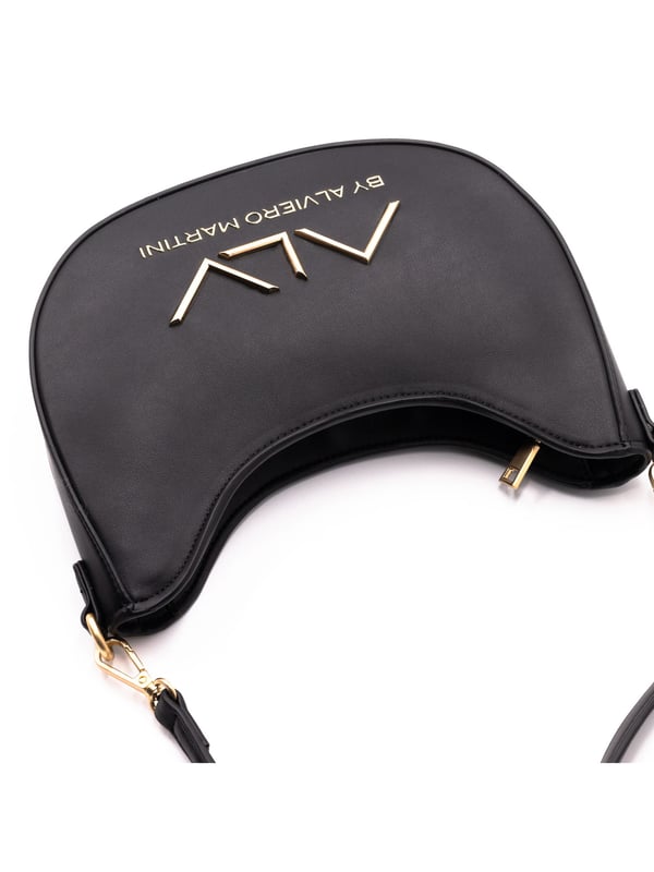 Bolso bandolera para mujer. El cierre es con cremallera. Los bolsillos internos son dos con cremallera y dos abiertos. Los bolsillos externos están ausentes. La bandolera es extraíble en cadena. El asa es extraíble en piel. Hay un compartimento interno. El material externo es 100%PU. Internamente es 100% Poliéster. Medidas: 25x16x6 cm. Producto de moda