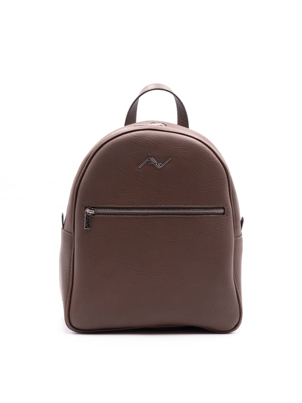 Mochila de mujer. El cierre es con cremallera. Los bolsillos internos son dos con cremallera y dos abiertos. Los bolsillos externos son uno frontal con cremallera. La bandolera es ajustable y extraíble en piel. El mango es de cuero. Hay un compartimento interno. El material exterior es 100% Piel Auténtica. Internamente es 100% Poliéster. Medidas: 32x28x10 cm. Producto de moda