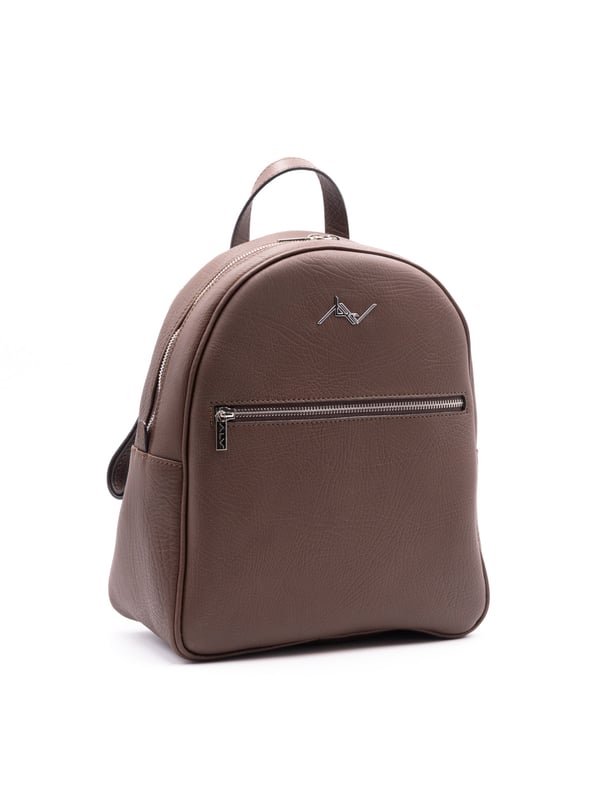 Mochila de mujer. El cierre es con cremallera. Los bolsillos internos son dos con cremallera y dos abiertos. Los bolsillos externos son uno frontal con cremallera. La bandolera es ajustable y extraíble en piel. El mango es de cuero. Hay un compartimento interno. El material exterior es 100% Piel Auténtica. Internamente es 100% Poliéster. Medidas: 32x28x10 cm. Producto de moda