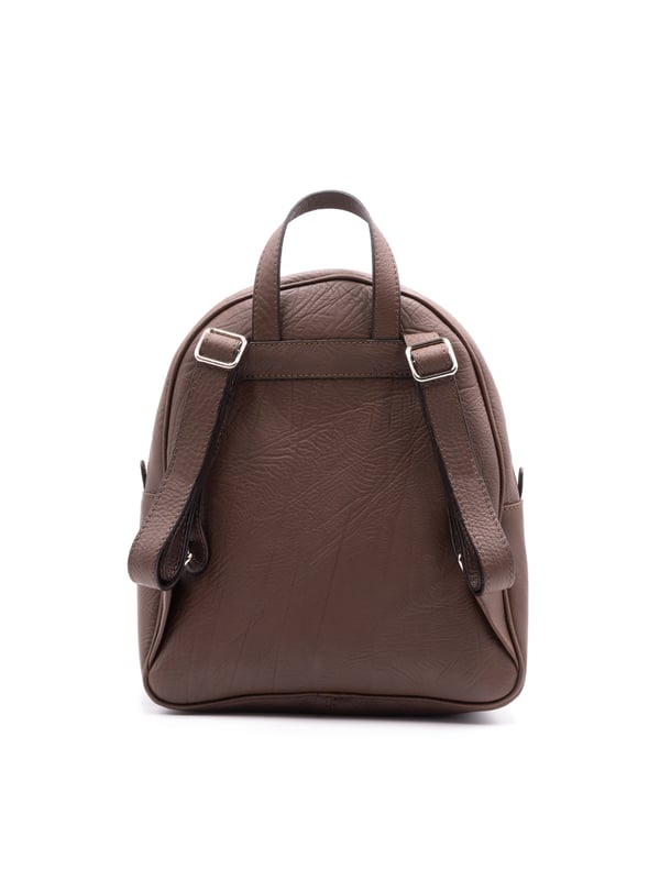 Mochila de mujer. El cierre es con cremallera. Los bolsillos internos son dos con cremallera y dos abiertos. Los bolsillos externos son uno frontal con cremallera. La bandolera es ajustable y extraíble en piel. El mango es de cuero. Hay un compartimento interno. El material exterior es 100% Piel Auténtica. Internamente es 100% Poliéster. Medidas: 32x28x10 cm. Producto de moda