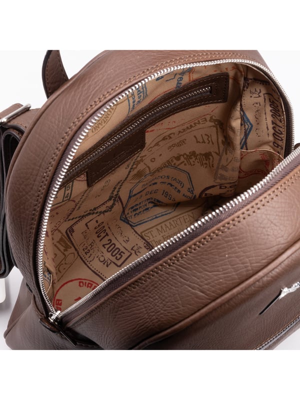Mochila de mujer. El cierre es con cremallera. Los bolsillos internos son dos con cremallera y dos abiertos. Los bolsillos externos son uno frontal con cremallera. La bandolera es ajustable y extraíble en piel. El mango es de cuero. Hay un compartimento interno. El material exterior es 100% Piel Auténtica. Internamente es 100% Poliéster. Medidas: 32x28x10 cm. Producto de moda