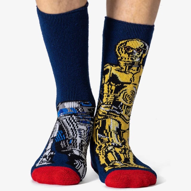 Die Macht ist stark mit diesen Socken, und sie haben die Macht, deine Kleinen in den kältesten Tagen des Winters warm zu halten. Diese Star Wars Heat Holders sind perfekt für jeden jungen Jedi, und sie sind langlebig! Der dicke und warme Strick ist mit einem Heatweaver-Futter und Heat Holders-Garn ausgestattet, um die Füße schön warm zu halten. Das macht sie perfekt für kalte Wintertage, an denen die Kinder im Schnee spielen und so tun, als wären sie auf Hoth. Sie werden mit 2 kultigen Figuren pro Paar geliefert, darunter: Darth Vader & ein Stormtrooper, Han Solo & Chewbacca, R2D2 & C3PO und Luke Skywalker & Yoda! Die dicken, klobigen Socken mit einem Tog-Wert von 2,34 sind mehr als 7x wärmer als normale Baumwollsocken (0,33 Tog)! Das liegt daran, dass sie aus einem speziell entwickelten Thermogarn hergestellt wurden, das eine Hochleistungsisolierung gegen Kälte bietet. Darüber hinaus erzeugen die Heat Holders Loops einen einzigartigen Polsterungsflor, der noch mehr warme Luft einschließt. Diese extremen Socken werden von einem Experten gebürstet, wodurch die Innenseite nicht nur sensationell weich ist, sondern auch dazu beiträgt, die Menge an warmer Luft zu maximieren, die in jeder Socke gehalten wird, um absolute Wärme und ganztägigen Komfort zu gewährleisten. Diese Socken werden in 1 Paar pro Packung mit 2 Zeichen pro Paar geliefert und bestehen aus: 91% Acryl, 5% Nylon, 3% Polyester, 1% Elastan. Sie sind in 2 Kindergrößen erhältlich: 9-12 UK (27-30 EUR, 10-1 US) & 12.5-3.5 UK (30-36 EUR, 13-4 US) und sind maschinenwaschbar.