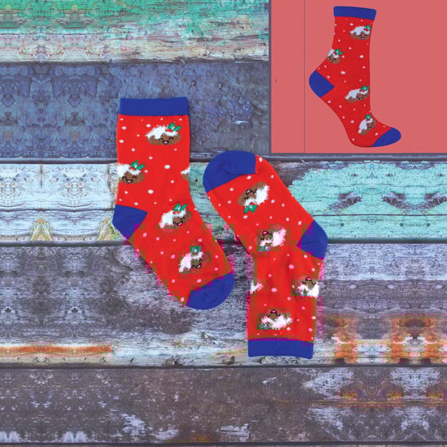 Are you in the middle of frantically buying presents for the Kids to stick in their Xmas stockings? Well these 4 Pairs of Kids Festive Christmas Socks can help you towards reaching that goal! With a very soft material and great breathability they’ll be sure to keep your littles ones feet comfortable no matter what they get up to during the festive season, especially on the madness that is Xmas Day. This pack of 4 Socks have 4 different funky and colourful designs on them which include: Christmas Puddings, Penguins, Snowmen & of course Santa Claus so the children will be spoilt for choice for their feet! They’re the ideal Christmas gift for your little ones or maybe even a great present for someone else's kids? They come in 3 different childrens sizes which are: 9-12 UK, 12-3 UK & 4-6 UK. They are also machine washable.