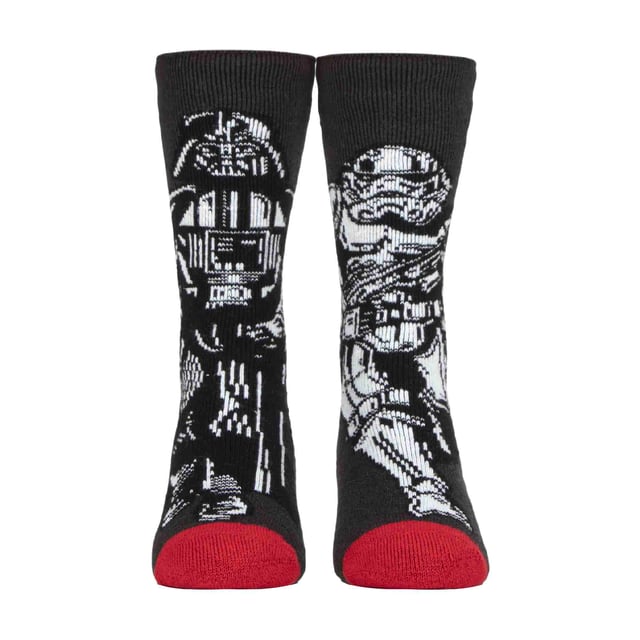 Die Macht ist stark mit diesen Socken, und sie haben die Macht, deine Kleinen in den kältesten Tagen des Winters warm zu halten. Diese Star Wars Heat Holders sind perfekt für jeden jungen Jedi, und sie sind langlebig! Der dicke und warme Strick ist mit einem Heatweaver-Futter und Heat Holders-Garn ausgestattet, um die Füße schön warm zu halten. Das macht sie perfekt für kalte Wintertage, an denen die Kinder im Schnee spielen und so tun, als wären sie auf Hoth. Sie werden mit 2 kultigen Figuren pro Paar geliefert, darunter: Darth Vader & ein Stormtrooper, Han Solo & Chewbacca, R2D2 & C3PO und Luke Skywalker & Yoda! Die dicken, klobigen Socken haben einen Tog-Wert von 2,34 und sind damit mehr als 7x wärmer als einfache Baumwollsocken (0,33 Tog)! Das liegt daran, dass sie aus einem speziell entwickelten Thermogarn hergestellt wurden, das eine Hochleistungsisolierung gegen Kälte bietet. Darüber hinaus erzeugen die Heat Holders Loops einen einzigartigen Polsterungsflor, der noch mehr warme Luft einschließt. Diese extremen Socken werden von einem Experten gebürstet, wodurch die Innenseite nicht nur sensationell weich ist, sondern auch dazu beiträgt, die Menge an warmer Luft zu maximieren, die in jeder Socke gehalten wird, um absolute Wärme und ganztägigen Komfort zu gewährleisten. Diese Socken werden in 1 Paar pro Packung mit 2 Zeichen pro Paar geliefert und bestehen aus: 91% Acryl, 5% Nylon, 3% Polyester, 1% Elastan. Sie sind in 2 Kindergrößen erhältlich: 9-12 UK (27-30 EUR, 10-1 US) & 12.5-3.5 UK (30-36 EUR, 13-4 US) und sind maschinenwaschbar.