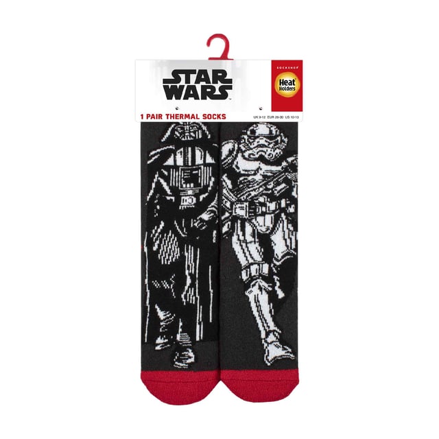 Die Macht ist stark mit diesen Socken, und sie haben die Macht, deine Kleinen in den kältesten Tagen des Winters warm zu halten. Diese Star Wars Heat Holders sind perfekt für jeden jungen Jedi, und sie sind langlebig! Der dicke und warme Strick ist mit einem Heatweaver-Futter und Heat Holders-Garn ausgestattet, um die Füße schön warm zu halten. Das macht sie perfekt für kalte Wintertage, an denen die Kinder im Schnee spielen und so tun, als wären sie auf Hoth. Sie werden mit 2 kultigen Figuren pro Paar geliefert, darunter: Darth Vader & ein Stormtrooper, Han Solo & Chewbacca, R2D2 & C3PO und Luke Skywalker & Yoda! Die dicken, klobigen Socken haben einen Tog-Wert von 2,34 und sind damit mehr als 7x wärmer als einfache Baumwollsocken (0,33 Tog)! Das liegt daran, dass sie aus einem speziell entwickelten Thermogarn hergestellt wurden, das eine Hochleistungsisolierung gegen Kälte bietet. Darüber hinaus erzeugen die Heat Holders Loops einen einzigartigen Polsterungsflor, der noch mehr warme Luft einschließt. Diese extremen Socken werden von einem Experten gebürstet, wodurch die Innenseite nicht nur sensationell weich ist, sondern auch dazu beiträgt, die Menge an warmer Luft zu maximieren, die in jeder Socke gehalten wird, um absolute Wärme und ganztägigen Komfort zu gewährleisten. Diese Socken werden in 1 Paar pro Packung mit 2 Zeichen pro Paar geliefert und bestehen aus: 91% Acryl, 5% Nylon, 3% Polyester, 1% Elastan. Sie sind in 2 Kindergrößen erhältlich: 9-12 UK (27-30 EUR, 10-1 US) & 12.5-3.5 UK (30-36 EUR, 13-4 US) und sind maschinenwaschbar.
