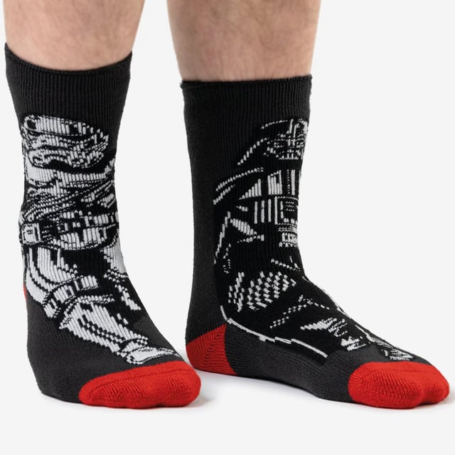 Die Macht ist stark mit diesen Socken, und sie haben die Macht, deine Kleinen in den kältesten Tagen des Winters warm zu halten. Diese Star Wars Heat Holders sind perfekt für jeden jungen Jedi, und sie sind langlebig! Der dicke und warme Strick ist mit einem Heatweaver-Futter und Heat Holders-Garn ausgestattet, um die Füße schön warm zu halten. Das macht sie perfekt für kalte Wintertage, an denen die Kinder im Schnee spielen und so tun, als wären sie auf Hoth. Sie werden mit 2 kultigen Figuren pro Paar geliefert, darunter: Darth Vader & ein Stormtrooper, Han Solo & Chewbacca, R2D2 & C3PO und Luke Skywalker & Yoda! Die dicken, klobigen Socken haben einen Tog-Wert von 2,34 und sind damit mehr als 7x wärmer als einfache Baumwollsocken (0,33 Tog)! Das liegt daran, dass sie aus einem speziell entwickelten Thermogarn hergestellt wurden, das eine Hochleistungsisolierung gegen Kälte bietet. Darüber hinaus erzeugen die Heat Holders Loops einen einzigartigen Polsterungsflor, der noch mehr warme Luft einschließt. Diese extremen Socken werden von einem Experten gebürstet, wodurch die Innenseite nicht nur sensationell weich ist, sondern auch dazu beiträgt, die Menge an warmer Luft zu maximieren, die in jeder Socke gehalten wird, um absolute Wärme und ganztägigen Komfort zu gewährleisten. Diese Socken werden in 1 Paar pro Packung mit 2 Zeichen pro Paar geliefert und bestehen aus: 91% Acryl, 5% Nylon, 3% Polyester, 1% Elastan. Sie sind in 2 Kindergrößen erhältlich: 9-12 UK (27-30 EUR, 10-1 US) & 12.5-3.5 UK (30-36 EUR, 13-4 US) und sind maschinenwaschbar.
