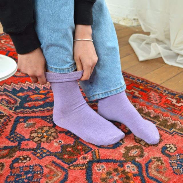 Sock Snob Kids Pack de 12 pares de calcetines de algodón de colores: Unos calcetines fiables para el día a día son esenciales para todos los niños, tanto si los usan para ir al colegio como para vestir de sport. Por eso son imprescindibles estos packs de calcetines de colores para niños en más de 8 colores diferentes. Estos calcetines de algodón son suaves y cómodos, además de aportar una buena selección de colores vivos al cajón de los calcetines de tu hijo. Además, estos calcetines tienen una excelente relación calidad-precio, ya que vienen en paquetes de 12 pares. Ideales para llenar el cajón de los calcetines de los más pequeños para el nuevo trimestre. Estos calcetines contienen un 55% de algodón para aumentar su suavidad y comodidad. El algodón es una fibra muy transpirable, por lo que estos calcetines son perfectos para todo el año. Refrescarán tus pies en verano y mantendrán el calor durante el invierno. En este pack de 12 pares encontrarás calcetines duraderos y fiables para cualquier actividad, incluyendo el colegio y otras actividades. Hay 8 colores para elegir y están disponibles en 2 tallas: 12-3 UK 1-4 US 31-36 EUR y 9-12 UK 10-1 US 27-31 EUR. Están fabricados con un 55% de algodón, un 25% de poliéster, un 18% de poliamida y un 2% de elastano, y se pueden lavar a máquina. Detalles adicionales del producto: Calcetines de colores para niños 11 colores lisos 2 opciones de tallas Suaves y cómodos Pack de 12 pares Relación calidad-precio Ideales para el colegio y para uso informal Lavables a máquina