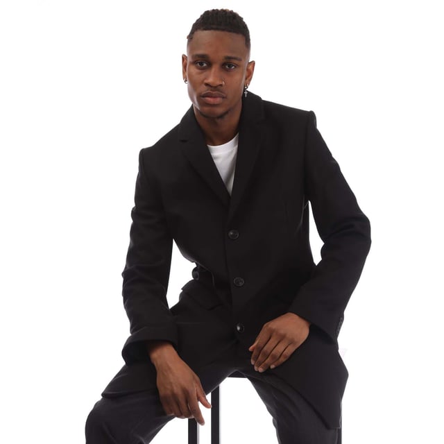 Mens HUGO Migor1841 Coat in black.- Notch lapels.- Welt pockets.- Inside zip pockets.- Kissing buttons on the cuff.- Back vent.- Fully lined.- Regular fit.- 80% Wool  20% Polyamide.- Ref: 50395949001