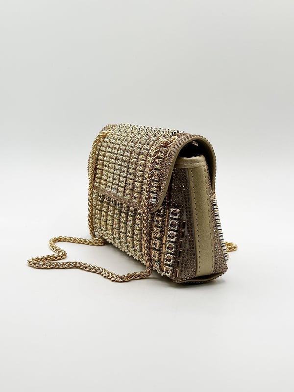 Make a bold statement with the Gold Embellished Clutch Bag by SVNX. Bursting with vibrant colors and intricate embellishments, this eye-catching piece brings a playful yet chic touch to any outfit. Carry it as a standout double chain shoulder bag or use the chain strap for crossbody. Perfect for adding flair to your look, this bag is a celebration of style and color.
Colour: Gold
Material: Rhinestone, ABS, Polyester, Metal
Care: Spot Clean Only
SKU: HB331924
Size: L:21 H:14cm W:5.5cm