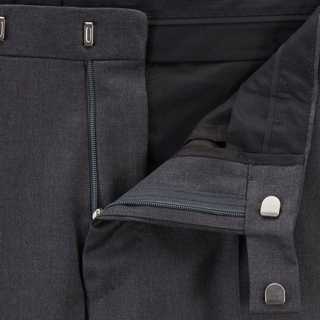 Herenpantalon Boss Lenon. Formele broek met rechte pasvorm van BOSS Menswear. Deze getailleerde broek is gemaakt van scheerwol met een serge weving en past moeiteloos bij een groot aantal professionele looks. Voeg een contrasterend BOSS jasje toe voor een frisse kijk op suiting.- Regular fit.- Regular rise.- Haak- en ritssluiting.- Rechte pijp.- Platte voorkant.- Franse zakken.- Achter paspelzakken.- Gedeeltelijk gevoerd. Materiaal: 100% scheerwol. Ref: 50318825021.