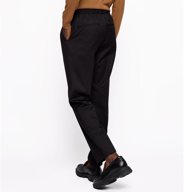 Men's Boss Banks Trousers. Trousers from the BOSS collection. Model made of smooth fabric.- Fitted leg.- Tapered leg.- Welt pockets.- Regular waist.- Drawstring.- Elasticated waistband.- Zipper and hook fastening.- Smooth fabric.- Thin, non-elastic fabric. Material: 100% Virgin Wool. Ref: 50403896001.