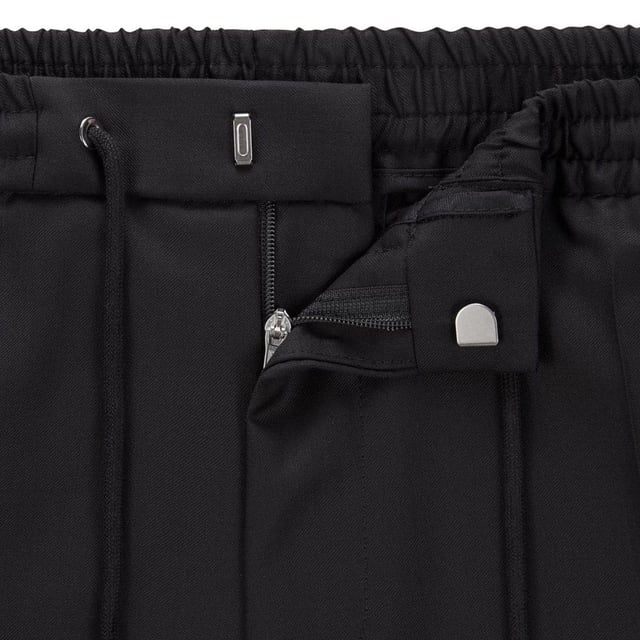 Men's Boss Banks Trousers. Trousers from the BOSS collection. Model made of smooth fabric.- Fitted leg.- Tapered leg.- Welt pockets.- Regular waist.- Drawstring.- Elasticated waistband.- Zipper and hook fastening.- Smooth fabric.- Thin, non-elastic fabric. Material: 100% Virgin Wool. Ref: 50403896001.