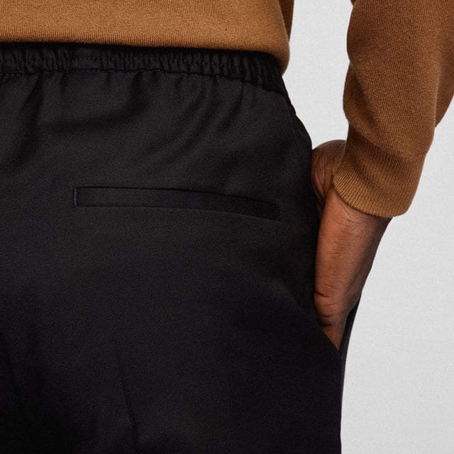 Men's Boss Banks Trousers. Trousers from the BOSS collection. Model made of smooth fabric.- Fitted leg.- Tapered leg.- Welt pockets.- Regular waist.- Drawstring.- Elasticated waistband.- Zipper and hook fastening.- Smooth fabric.- Thin, non-elastic fabric. Material: 100% Virgin Wool. Ref: 50403896001.