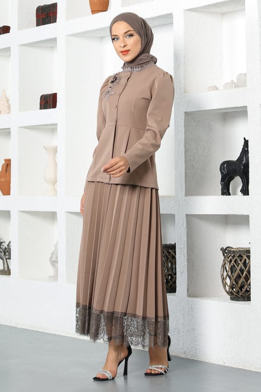 Stoffmerkmal: Hergestellt aus doppelter Stofflage.Produktmerkmal: Dies ist ein neues Hijab-Modestück der Saison ohne Futter. Die Tunika hat vordere Knöpfe, die verwendet werden können. Der Kragen hat Spitzen-Details. Der Rock hat einen elastischen Bund. Der Saum des Rocks hat Spitzen-Details. Aufgrund von Konzeptaufnahmen kann es leichte Farbunterschiede im Produkt geben. Das Model trägt Größe 38.Größe 38 Tunika Maße: Produktlänge: 64 cm - Brust: 90 cm - Taille: 76