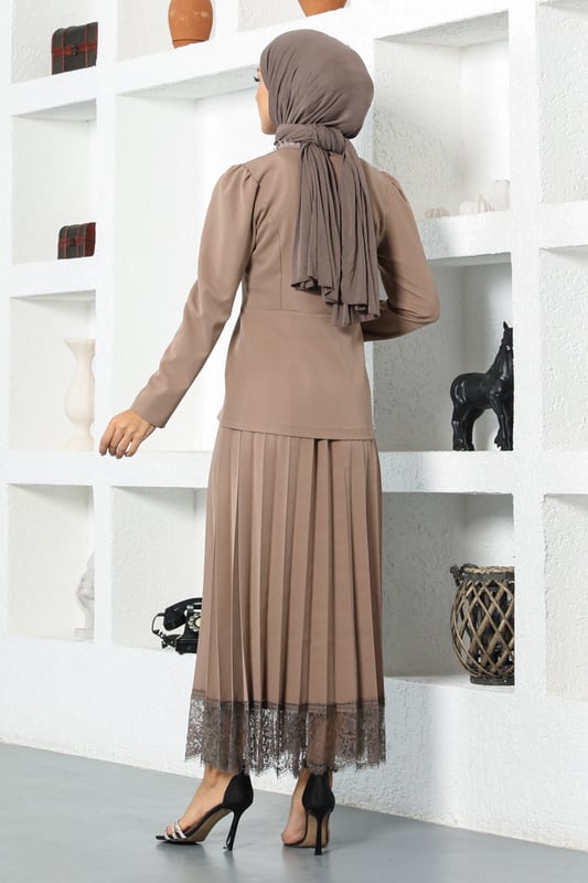 Stoffmerkmal: Hergestellt aus doppelter Stofflage.Produktmerkmal: Dies ist ein neues Hijab-Modestück der Saison ohne Futter. Die Tunika hat vordere Knöpfe, die verwendet werden können. Der Kragen hat Spitzen-Details. Der Rock hat einen elastischen Bund. Der Saum des Rocks hat Spitzen-Details. Aufgrund von Konzeptaufnahmen kann es leichte Farbunterschiede im Produkt geben. Das Model trägt Größe 38.Größe 38 Tunika Maße: Produktlänge: 64 cm - Brust: 90 cm - Taille: 76