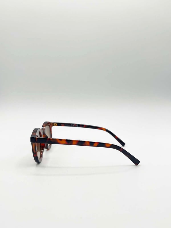 Frame Colour: Gold
Lense Colour: Blue
Material: PC Lens PC Frame
One Size
SKU: SG2501620
UV 400 PROTECTION 
LENS FILTER CATEGORY 2