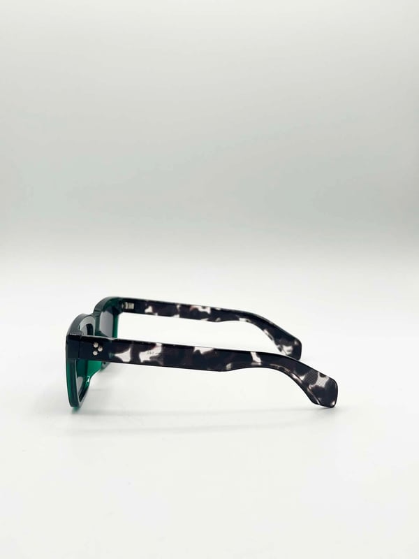 Frame Colour: Green/Black. Lens Colour: Black. Material: AC Lens PC Frame. One Size. SKU: SG2502320.UV 400 PROTECTION. LENS FILTER CATEGORY 3.