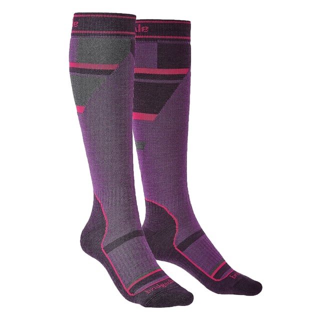 Bridgedale Ski Mountain Junior Racer Over Calf Merino Performance Socks: Experience exceptional comfort and sophisticated style with the Bridgedale Ski Mountain Junior Racer Over Calf Merino Performance Socks in chic Grey/Green. Mindfully designed for children's tender, growing feet, these versatile socks assure to smoothly blend with winter gears, making them an astute addition to your kids' collection. Enjoy the supreme comfort these socks offer, a bliss for every young adventurer. Our socks are skilfully crafted to invigorate and uplift your little one's winter attire. Bridgedale Ski Mountain Junior Racer Socks come with an array of merits. Their unique design and colour add a hint of timeless grace to your look while the cosy fabric guarantees enduring comfort. Moreover, our sweat-absorbent Merino wool blend fabric assures top foot hygiene, leaving your child's feet fresh and odour-free. Embrace the ultimate blend of comfort and style with our Bridgedale Ski Mountain Junior Racer Over Calf Merino Performance Socks - your top pick for premium child sock wear. Essential Product Details: - Bright and stylish - Top-grade materials - Lifelong durability - Ideal for all seasons - Perfect for winter sports situations - Suitably fits versatile sizes