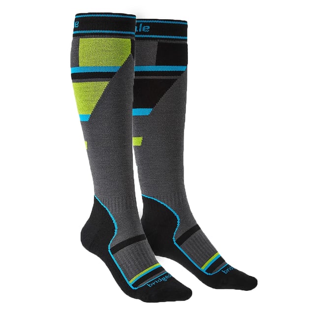 Bridgedale Ski Mountain Junior Racer Over Calf Merino Performance Socks: Erleben Sie außergewöhnlichen Komfort und stilvolle Eleganz mit den Bridgedale Ski Mountain Junior Racer Over Calf Merino Performance Socks in schickem Grau/Grün. Diese Socken sind sorgfältig für die zarten, wachsenden Füße von Kindern entworfen und fügen sich mühelos in die Winterbekleidung ein, was sie zu einer cleveren Ergänzung der Kollektion Ihres Kindes macht. Genießen Sie den ultimativen Komfort, den diese Socken bieten – ein Genuss für jeden jungen Abenteurer. Unsere Socken sind gekonnt gefertigt, um die Wintergarderobe Ihres Kleinen zu beleben und aufzuhellen. Die Bridgedale Ski Mountain Junior Racer Socken bieten eine Vielzahl von Vorzügen. Ihr einzigartiges Design und die Farben verleihen Ihrem Look einen Hauch zeitloser Eleganz, während der gemütliche Stoff dauerhaften Komfort garantiert. Darüber hinaus sorgt unser schweißabsorbierendes Merinowollgemisch für beste Fußhygiene und lässt die Füße Ihres Kindes frisch und geruchsneutral bleiben. Genießen Sie die perfekte Verbindung von Komfort und Stil mit unseren Bridgedale Ski Mountain Junior Racer Over Calf Merino Performance Socks – Ihre erste Wahl für hochwertige Kindersocken. Wesentliche Produktdetails: - Hell und stilvoll - Hochwertige Materialien - Lebenslange Haltbarkeit - Ideal für alle Jahreszeiten - Perfekt für Wintersportaktivitäten - Passend für vielseitige Größen