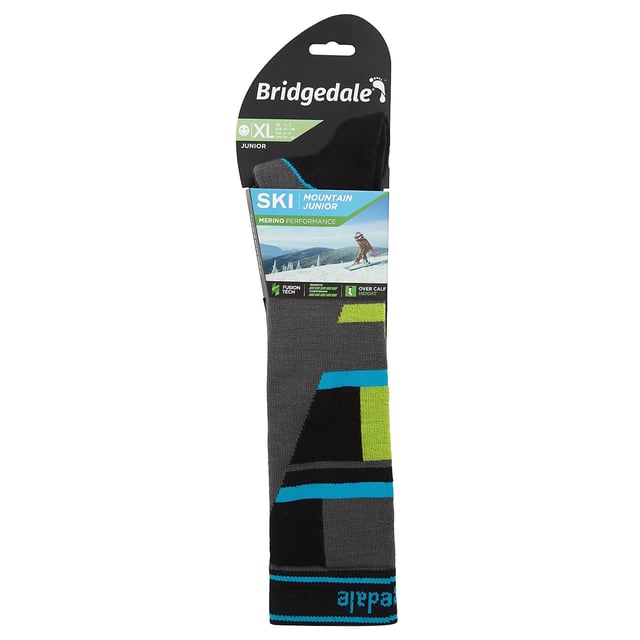 Bridgedale Ski Mountain Junior Racer Over Calf Merino Performance Socks: Erleben Sie außergewöhnlichen Komfort und stilvolle Eleganz mit den Bridgedale Ski Mountain Junior Racer Over Calf Merino Performance Socks in schickem Grau/Grün. Diese Socken sind sorgfältig für die zarten, wachsenden Füße von Kindern entworfen und fügen sich mühelos in die Winterbekleidung ein, was sie zu einer cleveren Ergänzung der Kollektion Ihres Kindes macht. Genießen Sie den ultimativen Komfort, den diese Socken bieten – ein Genuss für jeden jungen Abenteurer. Unsere Socken sind gekonnt gefertigt, um die Wintergarderobe Ihres Kleinen zu beleben und aufzuhellen. Die Bridgedale Ski Mountain Junior Racer Socken bieten eine Vielzahl von Vorzügen. Ihr einzigartiges Design und die Farben verleihen Ihrem Look einen Hauch zeitloser Eleganz, während der gemütliche Stoff dauerhaften Komfort garantiert. Darüber hinaus sorgt unser schweißabsorbierendes Merinowollgemisch für beste Fußhygiene und lässt die Füße Ihres Kindes frisch und geruchsneutral bleiben. Genießen Sie die perfekte Verbindung von Komfort und Stil mit unseren Bridgedale Ski Mountain Junior Racer Over Calf Merino Performance Socks – Ihre erste Wahl für hochwertige Kindersocken. Wesentliche Produktdetails: - Hell und stilvoll - Hochwertige Materialien - Lebenslange Haltbarkeit - Ideal für alle Jahreszeiten - Perfekt für Wintersportaktivitäten - Passend für vielseitige Größen