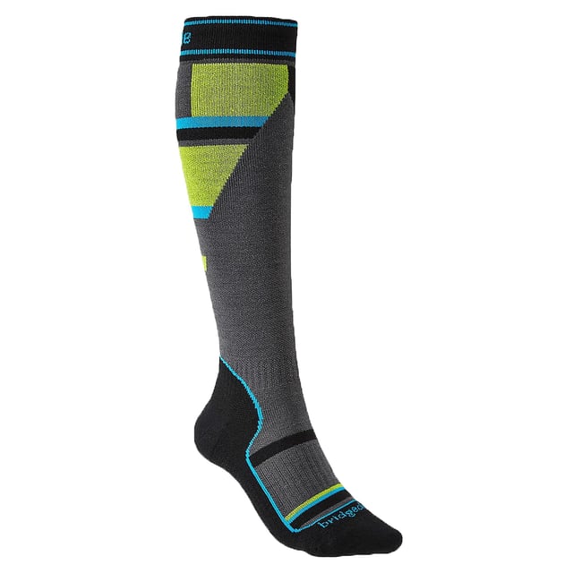 Bridgedale Ski Mountain Junior Racer Over Calf Merino Performance Socks: Erleben Sie außergewöhnlichen Komfort und stilvolle Eleganz mit den Bridgedale Ski Mountain Junior Racer Over Calf Merino Performance Socks in schickem Grau/Grün. Diese Socken sind sorgfältig für die zarten, wachsenden Füße von Kindern entworfen und fügen sich mühelos in die Winterbekleidung ein, was sie zu einer cleveren Ergänzung der Kollektion Ihres Kindes macht. Genießen Sie den ultimativen Komfort, den diese Socken bieten – ein Genuss für jeden jungen Abenteurer. Unsere Socken sind gekonnt gefertigt, um die Wintergarderobe Ihres Kleinen zu beleben und aufzuhellen. Die Bridgedale Ski Mountain Junior Racer Socken bieten eine Vielzahl von Vorzügen. Ihr einzigartiges Design und die Farben verleihen Ihrem Look einen Hauch zeitloser Eleganz, während der gemütliche Stoff dauerhaften Komfort garantiert. Darüber hinaus sorgt unser schweißabsorbierendes Merinowollgemisch für beste Fußhygiene und lässt die Füße Ihres Kindes frisch und geruchsneutral bleiben. Genießen Sie die perfekte Verbindung von Komfort und Stil mit unseren Bridgedale Ski Mountain Junior Racer Over Calf Merino Performance Socks – Ihre erste Wahl für hochwertige Kindersocken. Wesentliche Produktdetails: - Hell und stilvoll - Hochwertige Materialien - Lebenslange Haltbarkeit - Ideal für alle Jahreszeiten - Perfekt für Wintersportaktivitäten - Passend für vielseitige Größen