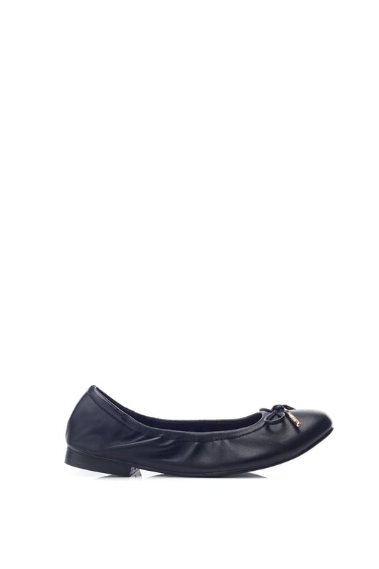 Look your best in Freyani, the on trend ballet flat. This elasticated style features bow detailing on a clean and sophisticated design.