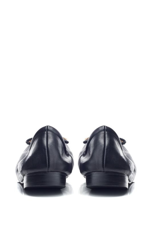 Look your best in Freyani, the on trend ballet flat. This elasticated style features bow detailing on a clean and sophisticated design.