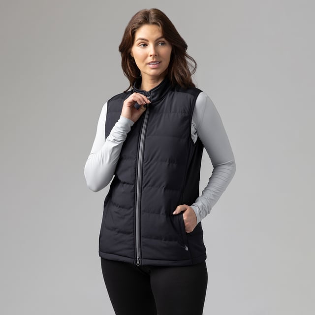 Chaleco híbrido impermeable y de peso medio para mujer de Heat Holders®: Bienvenido al chaleco híbrido de peso medio y resistente al agua de Heat Holders®, ¡la elección definitiva para el confort invernal! Con su característico forro HeatWeaver®, el calor aumenta con cada uso. Con un peso medio, está hábilmente diseñado para combatir el frío al tiempo que garantiza un confort superior. Ya sea una tarde lluviosa o una mañana helada, la capa exterior resistente al agua garantiza tu comodidad. Nuestro chaleco Hybrid es una obra maestra. Los paneles laterales de forro polar elástico contribuyen a un confort insuperable y a un ajuste perfecto, permitiéndote moverte con libertad y confianza. Los bolsillos laterales con cremallera bien diseñados y los bolsillos interiores adicionales lo hacen superpráctico, ayudándote a proteger tus objetos de valor mientras mantienes las manos libres. Disponible exclusivamente en el versátil tono negro, el chaleco Ladies Heat Holders® Hybrid Gilet es un gran complemento para tu armario de invierno. Asegúrese de consultar nuestra guía de tallas antes de la compra, ya que le garantiza un ajuste perfecto. Confeccionado en 100% poliéster en toda la prenda -piel, forro y relleno-, este chaleco ofrece la combinación ideal de durabilidad, flexibilidad y calidez. Y cuando se trata de su mantenimiento, es tan sencillo como meterlo en la lavadora a 40 °C. Sólo recuerda, nada de secadora. Recuerda, nada de secadora. Aumenta tu confort invernal con este chaleco Heat Holders®.