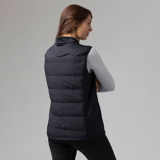 Chaleco híbrido impermeable y de peso medio para mujer de Heat Holders®: Bienvenido al chaleco híbrido de peso medio y resistente al agua de Heat Holders®, ¡la elección definitiva para el confort invernal! Con su característico forro HeatWeaver®, el calor aumenta con cada uso. Con un peso medio, está hábilmente diseñado para combatir el frío al tiempo que garantiza un confort superior. Ya sea una tarde lluviosa o una mañana helada, la capa exterior resistente al agua garantiza tu comodidad. Nuestro chaleco Hybrid es una obra maestra. Los paneles laterales de forro polar elástico contribuyen a un confort insuperable y a un ajuste perfecto, permitiéndote moverte con libertad y confianza. Los bolsillos laterales con cremallera bien diseñados y los bolsillos interiores adicionales lo hacen superpráctico, ayudándote a proteger tus objetos de valor mientras mantienes las manos libres. Disponible exclusivamente en el versátil tono negro, el chaleco Ladies Heat Holders® Hybrid Gilet es un gran complemento para tu armario de invierno. Asegúrese de consultar nuestra guía de tallas antes de la compra, ya que le garantiza un ajuste perfecto. Confeccionado en 100% poliéster en toda la prenda -piel, forro y relleno-, este chaleco ofrece la combinación ideal de durabilidad, flexibilidad y calidez. Y cuando se trata de su mantenimiento, es tan sencillo como meterlo en la lavadora a 40 °C. Sólo recuerda, nada de secadora. Recuerda, nada de secadora. Aumenta tu confort invernal con este chaleco Heat Holders®.