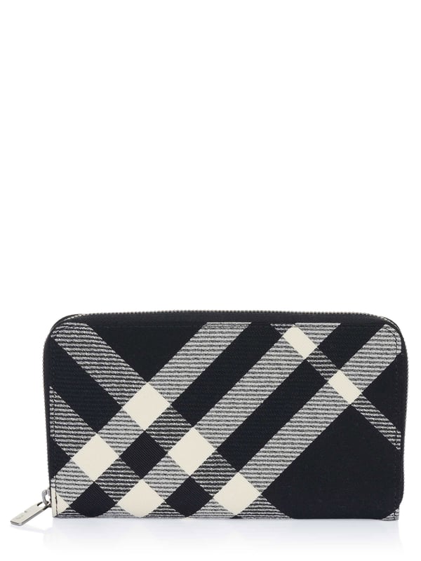 Cartera Burberry MADEIRA negra 65% poliéster, 35% algodón; Cartera Burberry MADEIRA; Modelo: 8089609; Mano de obra de alta calidad; Material interior: 100% piel de becerro; Cierre: cremallera; Cuatro compartimentos interiores y un bolsillo para monedas con cremallera; Cuatro ranuras para tarjetas; Dimensiones (cm): 21,5 x 13 x 2,5; Detalles del logotipo de Burberry