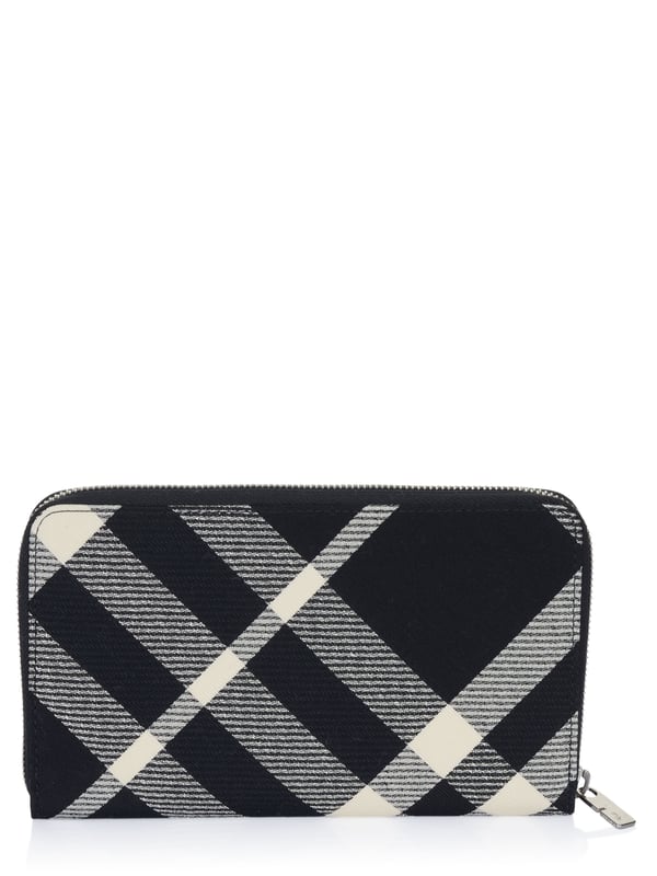 Cartera Burberry MADEIRA negra 65% poliéster, 35% algodón; Cartera Burberry MADEIRA; Modelo: 8089609; Mano de obra de alta calidad; Material interior: 100% piel de becerro; Cierre: cremallera; Cuatro compartimentos interiores y un bolsillo para monedas con cremallera; Cuatro ranuras para tarjetas; Dimensiones (cm): 21,5 x 13 x 2,5; Detalles del logotipo de Burberry