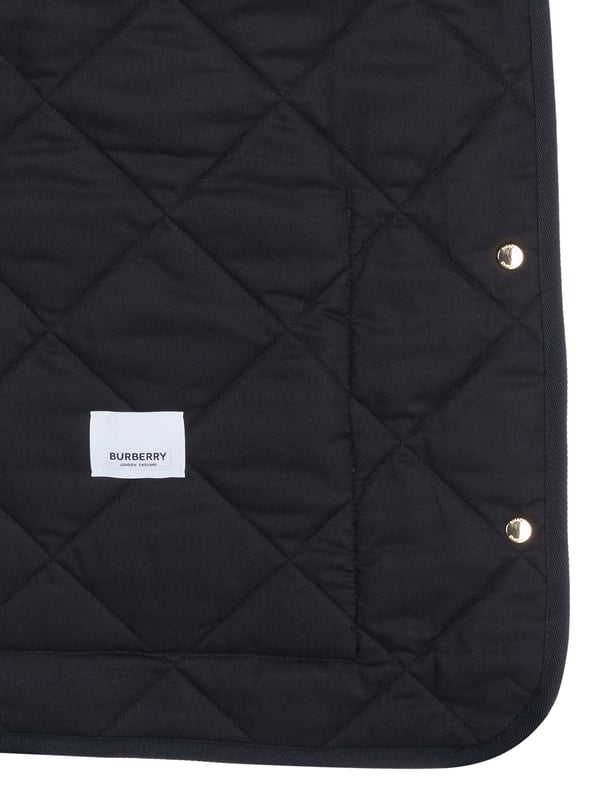 100% poliamida; Chaqueta Burberry Dranefeld;  Modelo: 8060487 1005;  Mano de obra de alta calidad;  Cuello Kent fabricado en pana;  Tapeta de botones con 5 broches a presión;  Tres bolsillos delanteros;  Acolchado con forro ligero;  Detalles del logotipo de Burberry