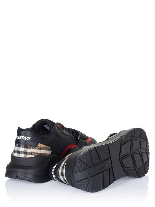 42% piel de becerro, 35% poliamida, 12% algodón, 11% poliéster; Zapatilla baja Burberry RAMSEY;  Modelo: 8056920 1003;  Mano de obra de alta calidad;  Parte superior baja;  Cordón clásico;  Cierre de velcro con logotipo decorativo;  Punta redonda;  suela de plataforma;  Suela de goma antideslizante;  Detalles del logotipo de Burberry