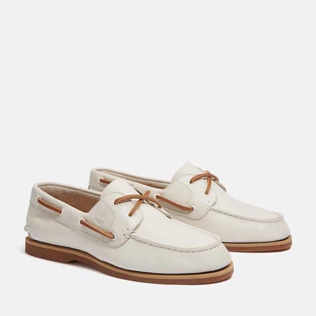 Timberland classic boat shoe features a premium Timberland® leather upper with 360° functional rawhide lacing system. Designed with a non-marking siped rubber outsole for superior grip on wet and dry surfaces, delivering timeless style and all-day comfort.