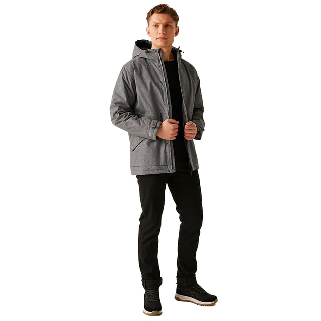 100% Polyester. Stof: Hydrafort. Voering: Sherpa Fleece, Taffeta. Ontwerp: Embleem, Mouwflarden. Stof Technologie: DWR Finish, Isolerend, Sneldrogend, Thermo-Guard, Weerbestendig, Winddicht. Halslijn: Kapitein. Mouwtype: Met lange mouwen. Manchet: Stud. Getapete naden. Eigenschappen motorkap: Opgegroeide motorkap, regelklep. Zakken: 2 Onderste zakken, Handwarmer, Binnen, Ritssluiting, Klepsluiting. Bevestiging: Volledige ritssluiting, Stud. Hem: Verstelbaar. Duurzaamheid: Gemaakt van gerecycled materiaal. S: 38 in. M: 40 in. L: 42 in. XL: 44 in. XXL: 48 in. 3XL: 51 in. 4XL: 54 in. 5XL: 57 in.