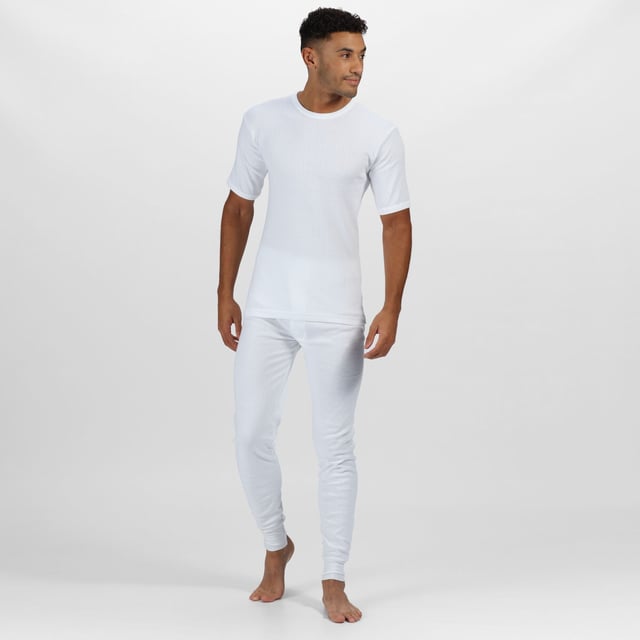 50% Polyester, 50% Baumwolle. Gewebetechnik: langlebig, Thermisch. Gewebe: Gebürstet, Coolweave. Design: Unifarben. GSM (Gramm pro Quadratmeter): 205. Rundhalsausschnitt. Kurzärmlig. Nachhaltigkeit: nachhaltige Materialien. XS: 90,17 cm. S: 96,52 cm. M: 102 cm. L: 107 cm. XL: 112 cm. XXL: 121,92 cm. 3XL: 129,54 cm.