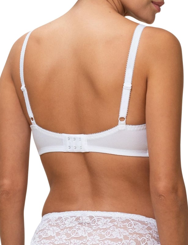 The sleek Triumph Amourette Range combines elegance with sophistication to create a must have for every woman's lingerie drawer. Offering a comfortable and contemporary fit and feel, paired with chic and intricate, feminine styling, this lace bra is certainly not one to miss out on! The soft semi-sheer lace is both attractive and comfortable. The stunning neckline flatters and accentuates your curves for a delicate everyday lingerie look.