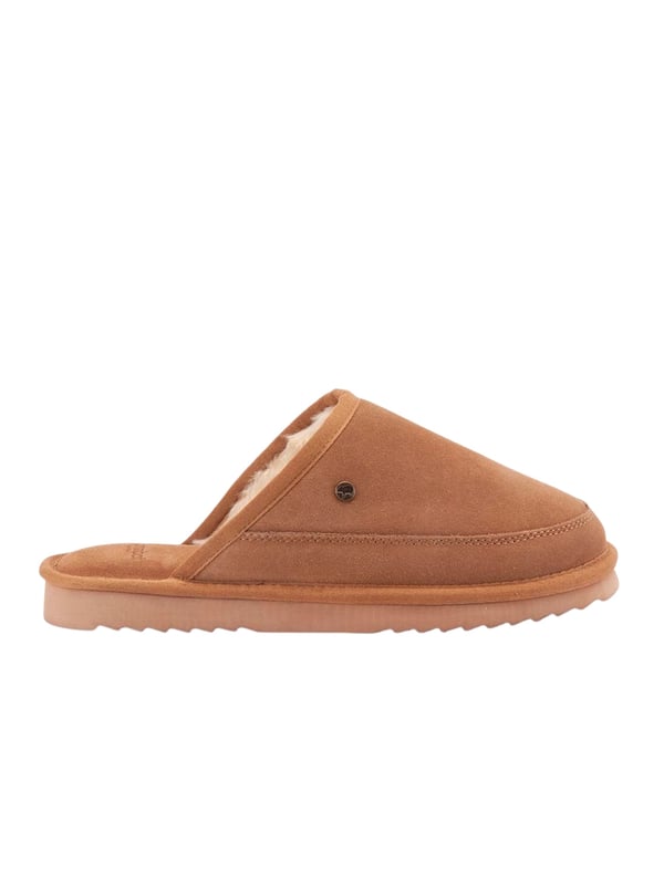 Die Warmbat herenpantoffels verenigen comfort en elegantie in perfecte harmonie. Met een buitenkant van hoogwaardig suède stralen ze tijdloze klasse uit en bieden ze tegelijkertijd optimale bescherming tegen kou en stoten. Het luxueuze fluweel-suède zorgt voor een aangenaam zacht gevoel en geeft de pantoffels een chique uitstraling. Dankzij de warme voering blijven uw voeten altijd heerlijk warm, terwijl de ademende materialen zorgen voor een ideale luchtcirculatie. De robuuste EVA-rubberen zool garandeert uitstekende grip en duurzaamheid, zodat u zich zowel binnen als buiten comfortabel kunt voelen. Afgerond met verfijnde labeldetails zijn deze pantoffels een stijlvolle metgezel voor koude dagen en optimaal draagcomfort.