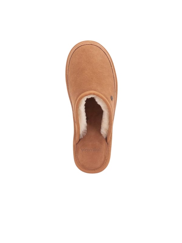 Die Warmbat herenpantoffels verenigen comfort en elegantie in perfecte harmonie. Met een buitenkant van hoogwaardig suède stralen ze tijdloze klasse uit en bieden ze tegelijkertijd optimale bescherming tegen kou en stoten. Het luxueuze fluweel-suède zorgt voor een aangenaam zacht gevoel en geeft de pantoffels een chique uitstraling. Dankzij de warme voering blijven uw voeten altijd heerlijk warm, terwijl de ademende materialen zorgen voor een ideale luchtcirculatie. De robuuste EVA-rubberen zool garandeert uitstekende grip en duurzaamheid, zodat u zich zowel binnen als buiten comfortabel kunt voelen. Afgerond met verfijnde labeldetails zijn deze pantoffels een stijlvolle metgezel voor koude dagen en optimaal draagcomfort.