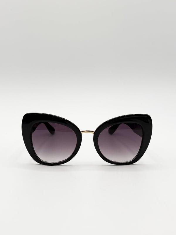 Oversized Cat-Eye Sunglasses in Black
Frame Colour: Black
Lens Colour: Black
Material: PC Frame PC Lens
One Size
SKU:SG2510602
UV 400 PROTECTION IN ACCORDANCE WITH 89/686/EEC BS EN ISO 123-1:2013