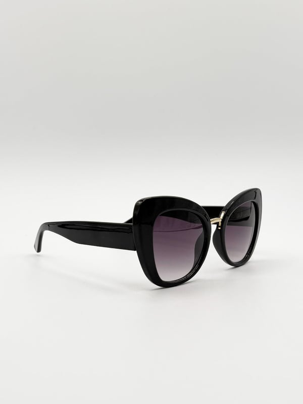 Oversized Cat-Eye Sunglasses in Black
Frame Colour: Black
Lens Colour: Black
Material: PC Frame PC Lens
One Size
SKU:SG2510602
UV 400 PROTECTION IN ACCORDANCE WITH 89/686/EEC BS EN ISO 123-1:2013
