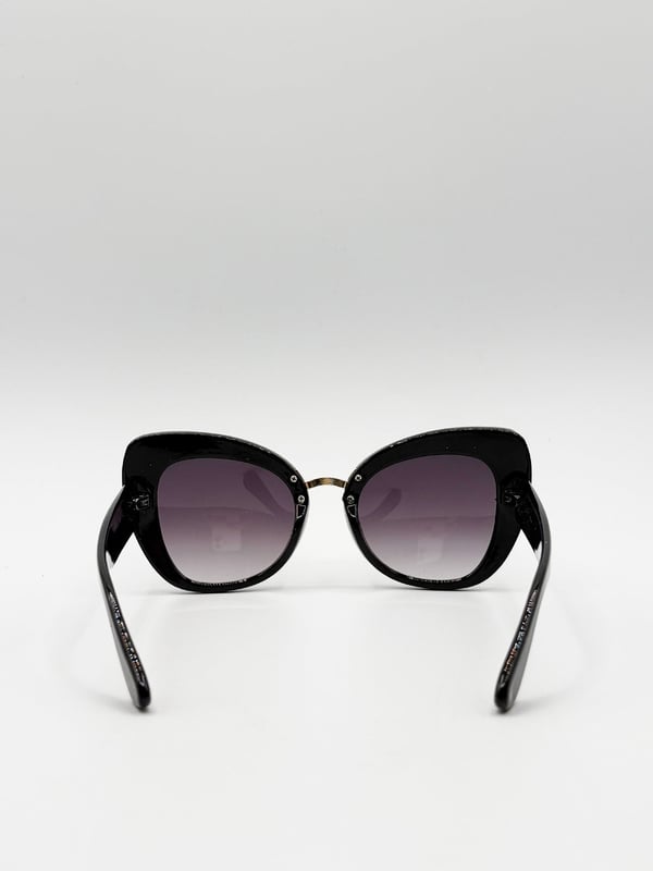 Oversized Cat-Eye Sunglasses in Black
Frame Colour: Black
Lens Colour: Black
Material: PC Frame PC Lens
One Size
SKU:SG2510602
UV 400 PROTECTION IN ACCORDANCE WITH 89/686/EEC BS EN ISO 123-1:2013
