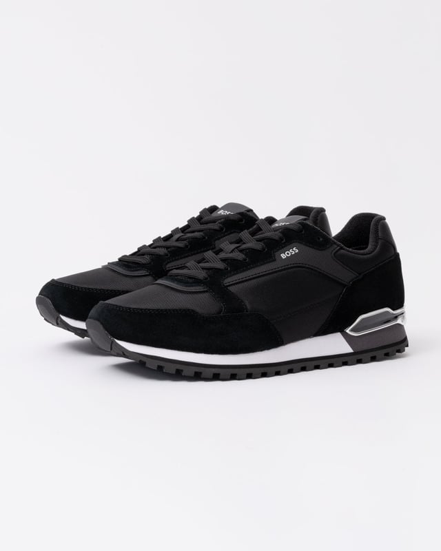 Crafted in a creative mix of fabric and suede, these BOSS Menswear trainers feature soft lining and a padded collar for enhanced comfort.
100% polyester
50523221